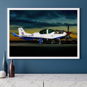 RAF Grob Prefect bei Sonnenuntergang | Fotodruck | Militär | Flugzeug | Royal Luftwaffe | Wandkunst | Dekor | Drucken | Strahlen | Luftfahrt | Fotografie