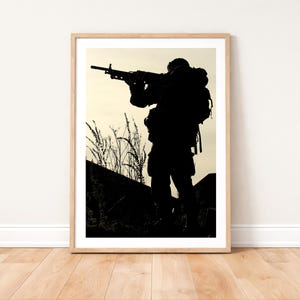 Stampa fotografica di una silhouette di un commando dei Royal Marines con arma: fotografia militare da parete