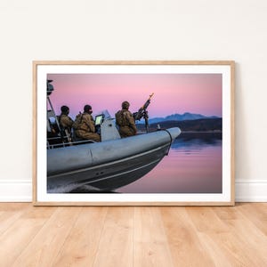 Ein Kommandant der Royal Marines auf einem Landungsboot bei Sonnenuntergang Foto-Druck: Militär-Wandkunst