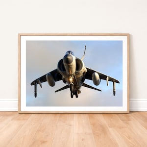 Impressão fotográfica de um jato Harrier FA2 pairando: Arte de parede com fotografia de aeronaves militares e aviação.