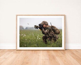 Britse leger Gurkha-schutter afvuren met zijn geweer Fotoafdruk: militaire fotografie kunst aan de muur