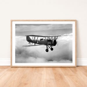 Stampa fotografica di un biplano RAF Avro Tutor in volo: fotografia di aviazione militare da appendere al muro.