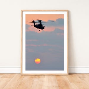 Britse leger Apache-helikopter die bij zonsondergang vliegt fotoafdruk: muurkunst militaire luchtvaart