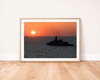 Tableau Cuirassé Guerre Maritime Poster Toile HMS Duke Of York - Cuirassé Naval Décoration Murale | 30x45 Cm, Impression HD | Pour Chambre, Bureau, Salon Décoration Chambre Toile 30x45 Cm