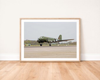 Stampa fotografica di un aereo Dakota della RAF in fase di decollo: fotografia di aviazione militare da appendere al muro.