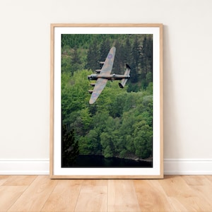 Bombardeiro Lancaster da RAF sobrevoa a barragem de Derwent - Impressão fotográfica: Arte de parede de aviação militar