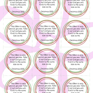 Puede incluir: Hoja de etiquetas de regalo de Navidad con un diseño circular rojo y verde. Cada etiqueta tiene el texto "This ribbon is very special you see. Take it out and you will find it is the same size as me. Christmas 2025."