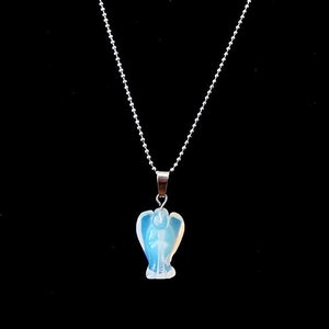 Op de afbeelding: Een zilveren ketting met een blauwe opaal engel hanger.