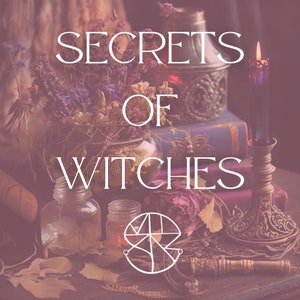 Pu&ograve; includere: Un'immagine di ispirazione vintage con il testo "Secrets of Witches" in lettere bianche. L'immagine presenta una collezione di oggetti dall'aspetto antico, tra cui una candela, un libro, un barattolo e fiori secchi. Gli oggetti sono disposti su una superficie di legno.