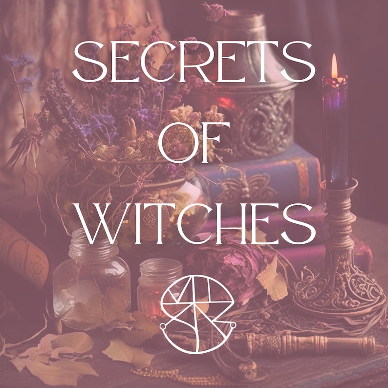Pu&ograve; includere: Un'immagine di ispirazione vintage con il testo "Secrets of Witches" in lettere bianche. L'immagine presenta una collezione di oggetti dall'aspetto antico, tra cui una candela, un libro, un barattolo e fiori secchi. Gli oggetti sono disposti su una superficie di legno.