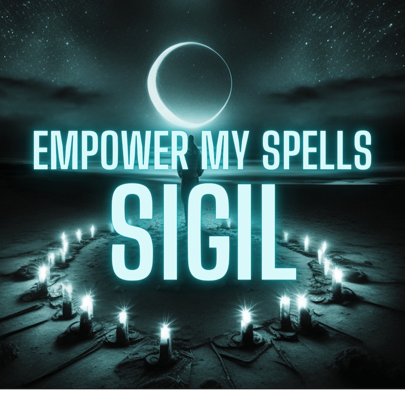 Pu&ograve; includere: Un sigillo blu scuro e nero con il testo "EMPOWER MY SPELLS SIGIL" in una luce blu chiaro. Il sigillo &egrave; circondato da un cerchio di candele su una spiaggia di notte.