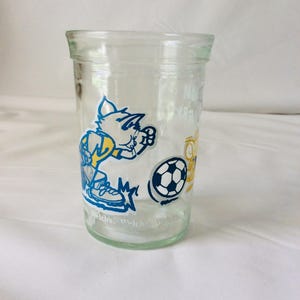 Słoik na galaretkę Tom & Jerry Szklanka do soku 1992 Gra w piłkę nożną Wyprodukowano w USA Zamiennik Seria kreskówek VintageFindsFound Wycofane ze sprzedaży