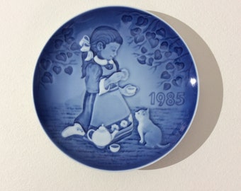 ビング＆グロンダール コペンハーゲン 磁器 コレクターズプレート 1985年 こどもの日 オリジナルボックス入り マジカルティーパーティー VintageFindsFound