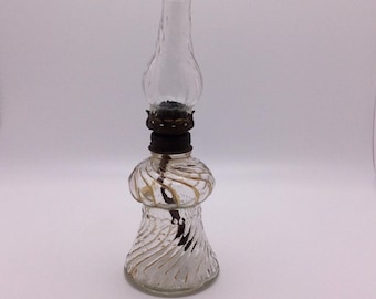 Lámpara de aceite de queroseno de vidrio pequeña, antigua, con detalles en espiral transparente, de 8" de alto hasta la punta de la chimenea, lámpara de tocador con decoración de granja de VintageFindsFound