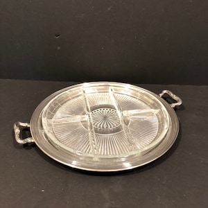 Dubbelt handtag graverad rund silverfat serveringsbricka med glasfoder Maker Okänd ersättning VintageFindsFound Hostess Gift