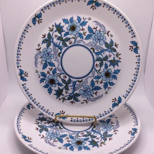 Talerze obiadowe Noritake Progression w kolorze Blue Moon, zestaw 2 sztuk, zabytkowe, wyprodukowane w Japonii, zamiennik VintageFindsFound, niebieskie kwiaty, zielone liście, 1970 r.