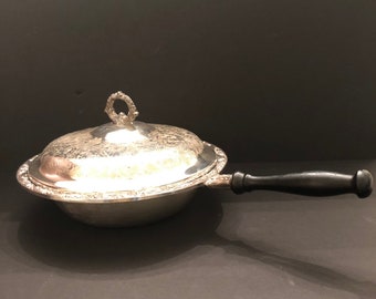 銀メッキのチェーフィングディッシュ、黒い木製のハンドルと装飾的な彫刻が施された蓋付き VintageFindsFound