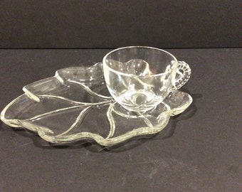 Assiette à goûter et tasse en verre Hazel-Atlas vintage en forme de feuille Fabriqué aux États-Unis Remplacement arrêté à prix réduit