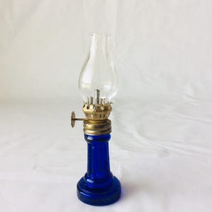 Mini lampe à huile en cobalt avec cheminée transparente fabriquée à Hong Kong VintageFindsFound MCM, décoration victorienne décorative