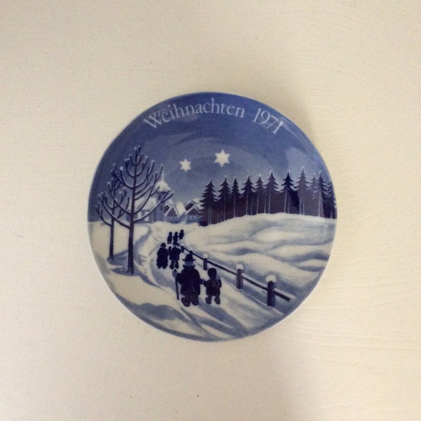 Vintage 1971 Limited Edition Schumann - Bavaria Christmas Plate Snow Scene Blue and White Weihnachten 1971 VintageFindsFound Discontinued