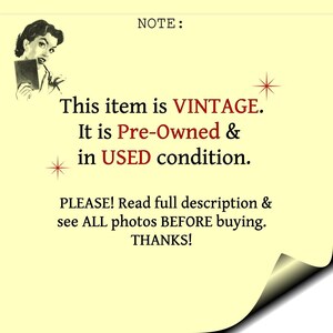 Puede incluir: Imagen de estilo vintage con texto que indica que el art&iacute;culo es vintage, de segunda mano y en condiciones de uso. La imagen incluye una ilustraci&oacute;n retro de una mujer y una nota para leer la descripci&oacute;n y ver las fotos antes de comprar.