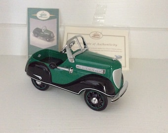 Kiddie Car Classics 1937 Steelcraft "Junior" Streamliner QHG9047 Hallmark Retired Die Cast Pedal Car VintageFindsFound