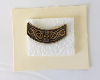 May include: A gold-colored metal pin with a Harley Davidson HOG logo and the year 2004. The pin is on a white background.