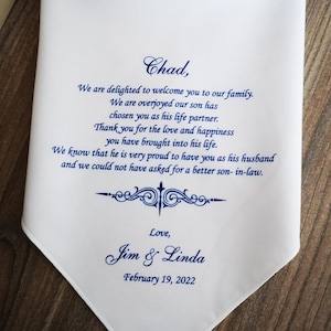 Geschenk für Schwiegersohn vom Bräutigam Eltern, Sohn Hochzeit Taschentuch, Bedruckt, Wir sind überglücklich unser Sohn hat Sie als seine Lebenspartnerin gewählt, 8098