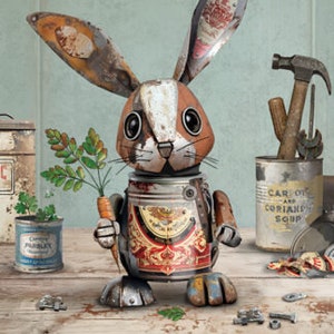 Peut inclure: Une sculpture de lapin en métal rouillé tenant une carotte, debout sur une table en bois avec une boîte de soupe et d'autres outils.