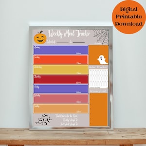 Puede incluir: Un planificador de comidas semanal imprimible con temática de Halloween. El planificador presenta un diseño de calabaza y telaraña. Incluye secciones para la ingesta calórica diaria, un rastreador de agua y una lista de la compra.