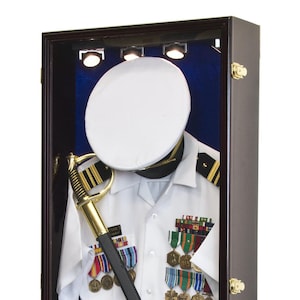 Vitrina con sombra militar para exhibir medallas de espadas de uniformes de veteranos del ejército y la marina con protección UV del 98 % y cerradura (con focos LED opcionales)