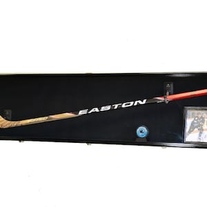 Vitrina para palos de hockey, estante de pared para colgar, caja de sombras con protección UV del 98 %, con cerradura (con barras de luces LED decorativas opcionales)