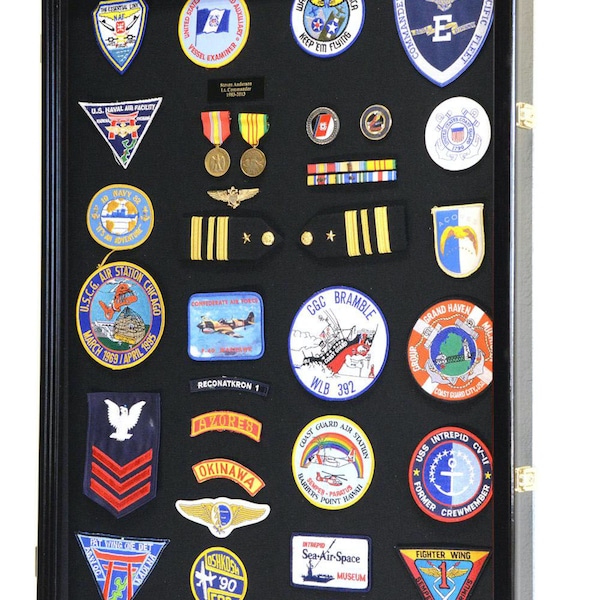 XL médailles militaires, épinglettes, écussons, badges, ruban, insignes, boutons, vitrine de drapeau avec 98% de protection UV - verrouillable