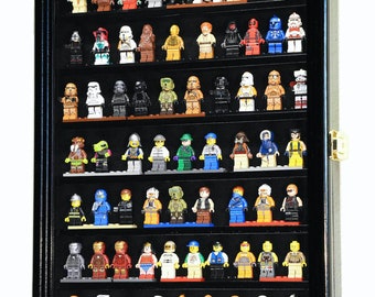 Peut inclure: Vitrine noire avec façade en verre et étagères noires, remplie d'une collection de figurines Lego miniatures. La vitrine est munie d'un loquet doré sur le côté.