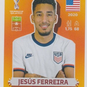 Puede incluir: Una pegatina coleccionable de Jes&uacute;s Ferreira, jugador de f&uacute;tbol del equipo de EE. UU. La pegatina incluye la bandera de EE. UU., el a&ntilde;o 2020 y la altura (1,75 m) y el peso (68 kg) del jugador. Tambi&eacute;n se ve el logotipo de la Copa Mundial de la FIFA Qatar 2022.