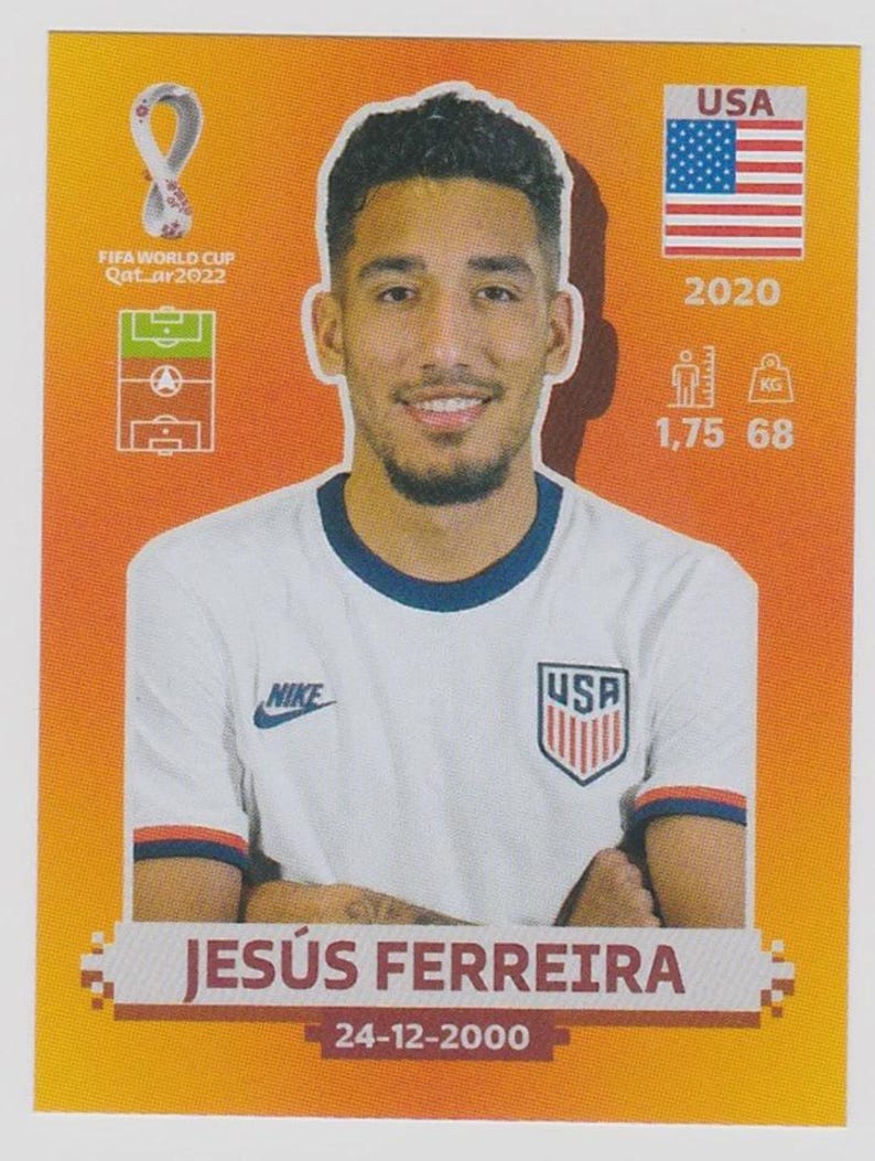 Puede incluir: Una pegatina coleccionable de Jes&uacute;s Ferreira, jugador de f&uacute;tbol del equipo de EE. UU. La pegatina incluye la bandera de EE. UU., el a&ntilde;o 2020 y la altura (1,75 m) y el peso (68 kg) del jugador. Tambi&eacute;n se ve el logotipo de la Copa Mundial de la FIFA Qatar 2022.