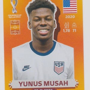 Puede incluir: Pegatina coleccionable con el futbolista Yunus Musah. La pegatina muestra a Musah con una camiseta blanca con el logo de USA. La pegatina incluye la bandera de EE. UU., el a&ntilde;o 2020 y su altura y peso: 1,78 m, 71 kg.