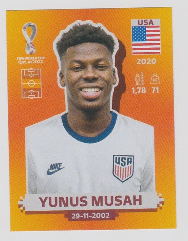 Puede incluir: Pegatina coleccionable con el futbolista Yunus Musah. La pegatina muestra a Musah con una camiseta blanca con el logo de USA. La pegatina incluye la bandera de EE. UU., el a&ntilde;o 2020 y su altura y peso: 1,78 m, 71 kg.