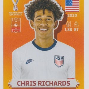 Puede incluir: Una tarjeta de f&uacute;tbol de Chris Richards de la Copa Mundial de la FIFA 2022. La tarjeta presenta al jugador con una camiseta blanca con el escudo de EE. UU. Incluye la bandera de EE. UU., el a&ntilde;o 2020 y la altura (1,88 m) y el peso (87 kg) del jugador.