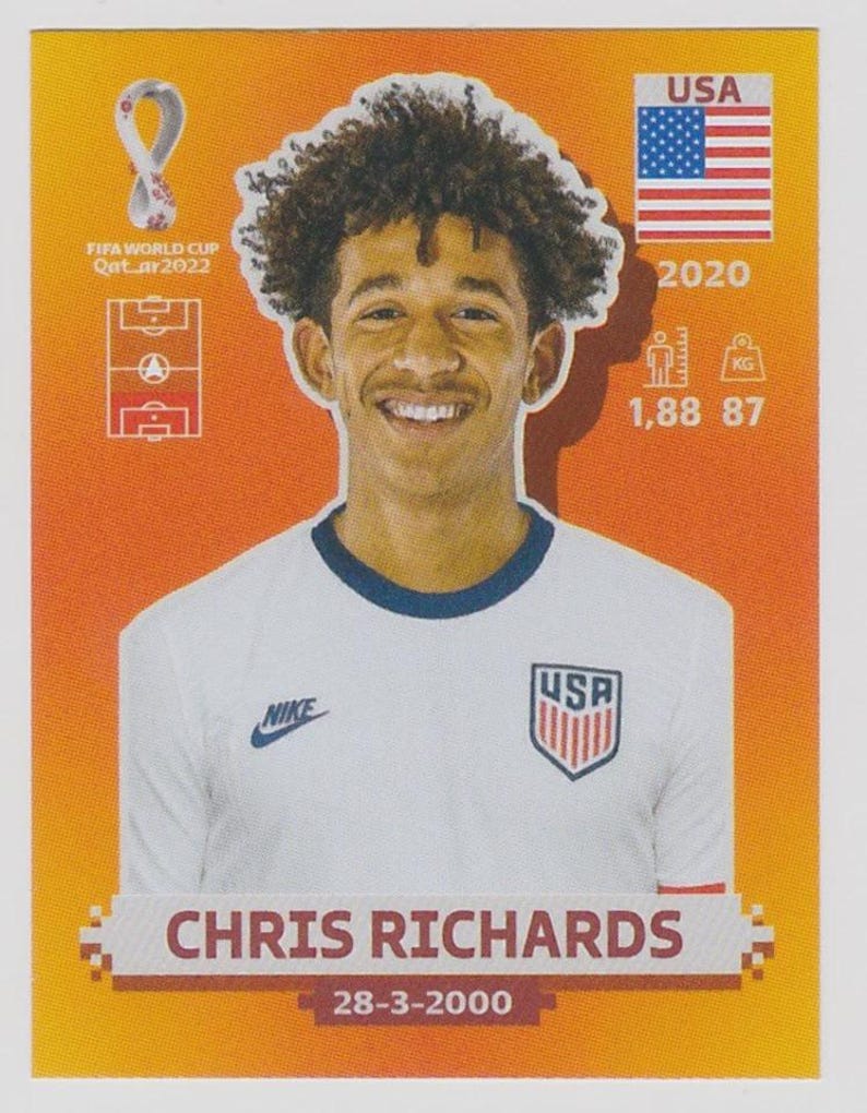 Puede incluir: Una tarjeta de f&uacute;tbol de Chris Richards de la Copa Mundial de la FIFA 2022. La tarjeta presenta al jugador con una camiseta blanca con el escudo de EE. UU. Incluye la bandera de EE. UU., el a&ntilde;o 2020 y la altura (1,88 m) y el peso (87 kg) del jugador.