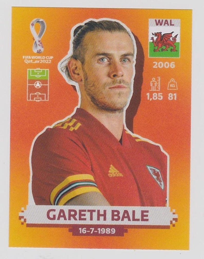 Puede incluir: Tarjeta coleccionable de Gareth Bale con camiseta roja. Muestra el logo de la Copa Mundial de la FIFA Qatar 2022, la bandera galesa e informaci&oacute;n del jugador: 1,85 m, 81 kg, y fecha de nacimiento 16-7-1989.