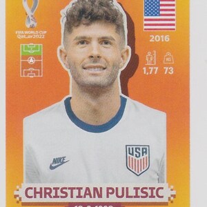 Puede incluir: Tarjeta coleccionable de Christian Pulisic, futbolista, con camiseta blanca con el emblema de EE. UU. y el logo de Nike. La tarjeta incluye la bandera de EE. UU., el a&ntilde;o 2016 y la altura y el peso del jugador: 1,77 m y 73 kg.