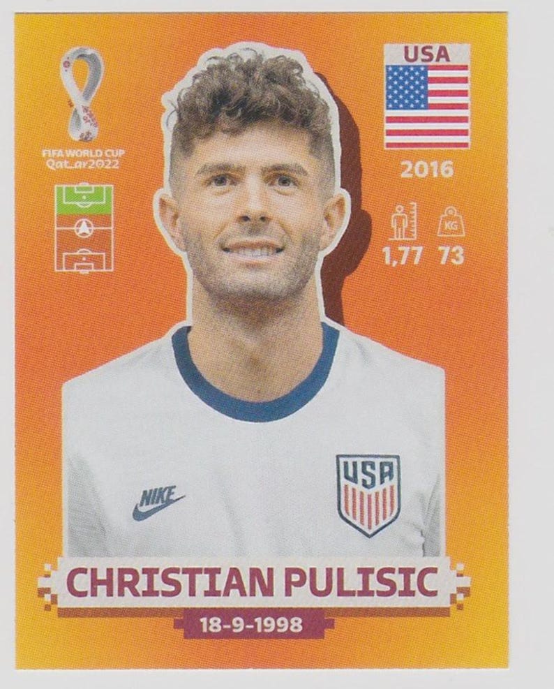 Puede incluir: Tarjeta coleccionable de Christian Pulisic, futbolista, con camiseta blanca con el emblema de EE. UU. y el logo de Nike. La tarjeta incluye la bandera de EE. UU., el a&ntilde;o 2016 y la altura y el peso del jugador: 1,77 m y 73 kg.