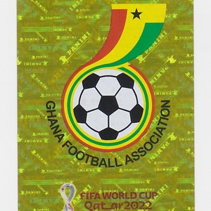 Puede incluir: Una pegatina Panini con el logotipo de la Asociaci&oacute;n de F&uacute;tbol de Ghana. El dise&ntilde;o incluye un bal&oacute;n de f&uacute;tbol, la bandera de Ghana y el texto "GHANA FOOTBALL ASSOCIATION". Tambi&eacute;n est&aacute; presente el logotipo de la Copa Mundial de la FIFA Qatar 2022, sobre un fondo verde.