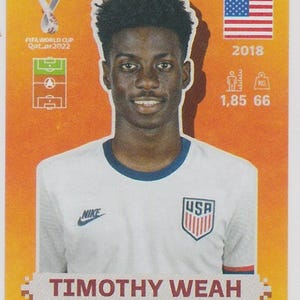 Puede incluir: Tarjeta coleccionable del futbolista Timothy Weah con camiseta blanca de USA. La tarjeta muestra la bandera de EE. UU., el a&ntilde;o 2018, la altura del jugador (1,85 m) y su peso (66 kg). Se ve el logo de la Copa Mundial de la FIFA Qatar 2022.