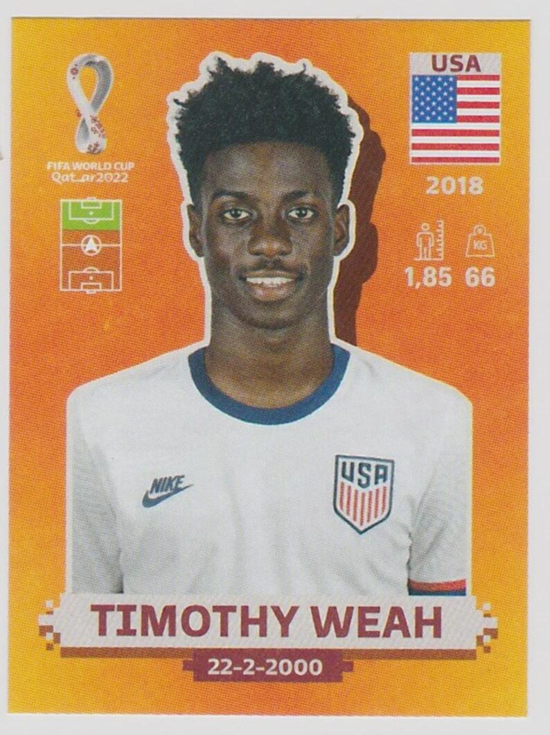 Puede incluir: Tarjeta coleccionable del futbolista Timothy Weah con camiseta blanca de USA. La tarjeta muestra la bandera de EE. UU., el a&ntilde;o 2018, la altura del jugador (1,85 m) y su peso (66 kg). Se ve el logo de la Copa Mundial de la FIFA Qatar 2022.