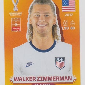 Puede incluir: Tarjeta coleccionable de Walker Zimmerman, jugador de f&uacute;tbol de EE. UU. La tarjeta muestra la bandera de EE. UU., el a&ntilde;o 2017 y la altura y el peso del jugador: 1,90 m y 89 kg. Tambi&eacute;n est&aacute; el logo de la Copa Mundial de la FIFA Qatar 2022.