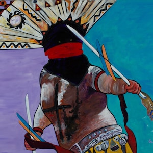 Puede incluir: Pintura acrílica de una figura nativa americana con vestimenta ceremonial. La figura lleva un tocado de plumas, una máscara negra y sostiene lanzas. El fondo está dividido en secciones moradas y turquesas. Una cruz es visible en la espalda de la figura.