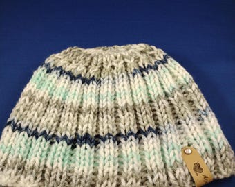 Gorro de punto con rayas negras, verdes y grises