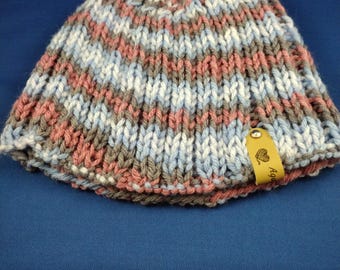 Gorros de punto hechos a mano con rayas marrones y azules